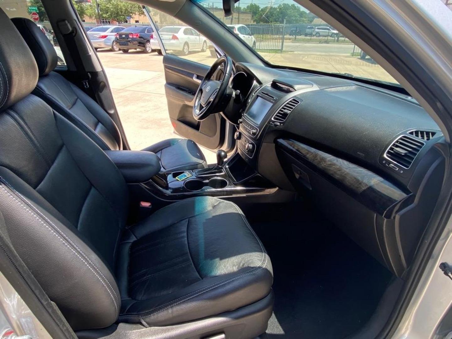 2014 SILVER KIA SORENTO EX (5XYKU4A73EG) with an 3.3L engine, Automatic transmission, located at 4415 NE 28th St, Haltom City, TX, 76117, (817) 222-9334, 32.795322, -97.280937 - Photo#21