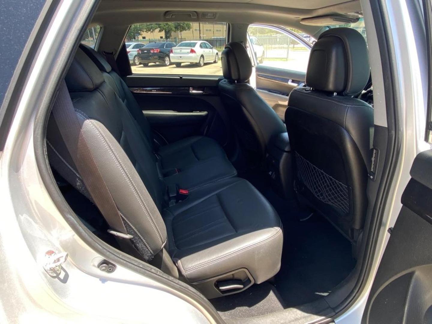 2014 SILVER KIA SORENTO EX (5XYKU4A73EG) with an 3.3L engine, Automatic transmission, located at 4415 NE 28th St, Haltom City, TX, 76117, (817) 222-9334, 32.795322, -97.280937 - Photo#22