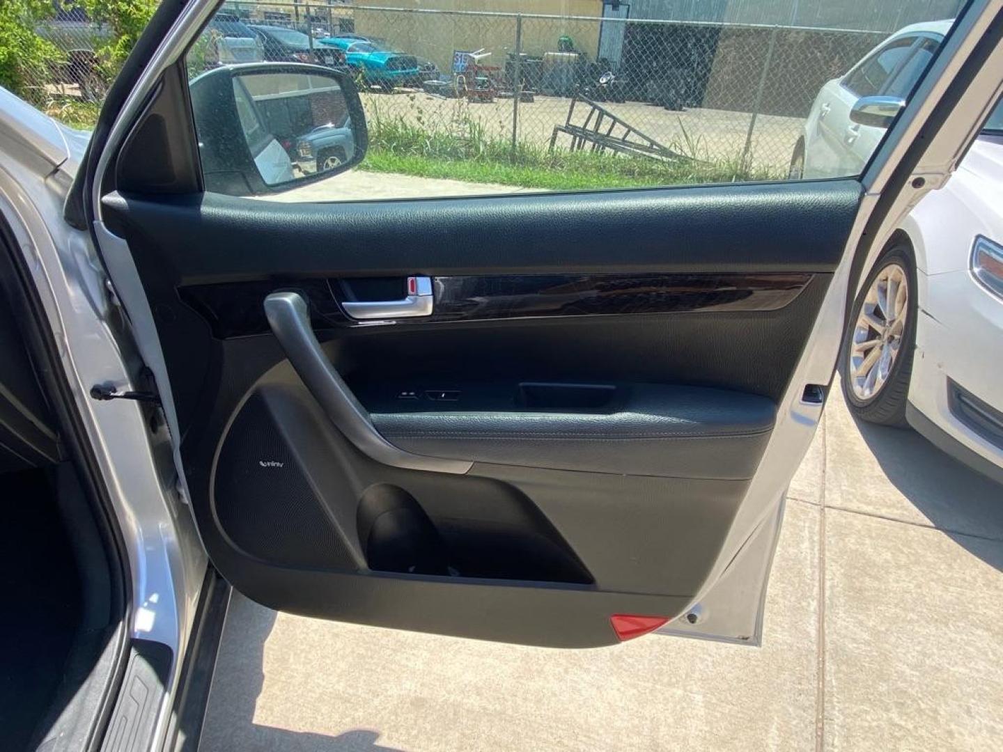 2014 SILVER KIA SORENTO EX (5XYKU4A73EG) with an 3.3L engine, Automatic transmission, located at 4415 NE 28th St, Haltom City, TX, 76117, (817) 222-9334, 32.795322, -97.280937 - Photo#23