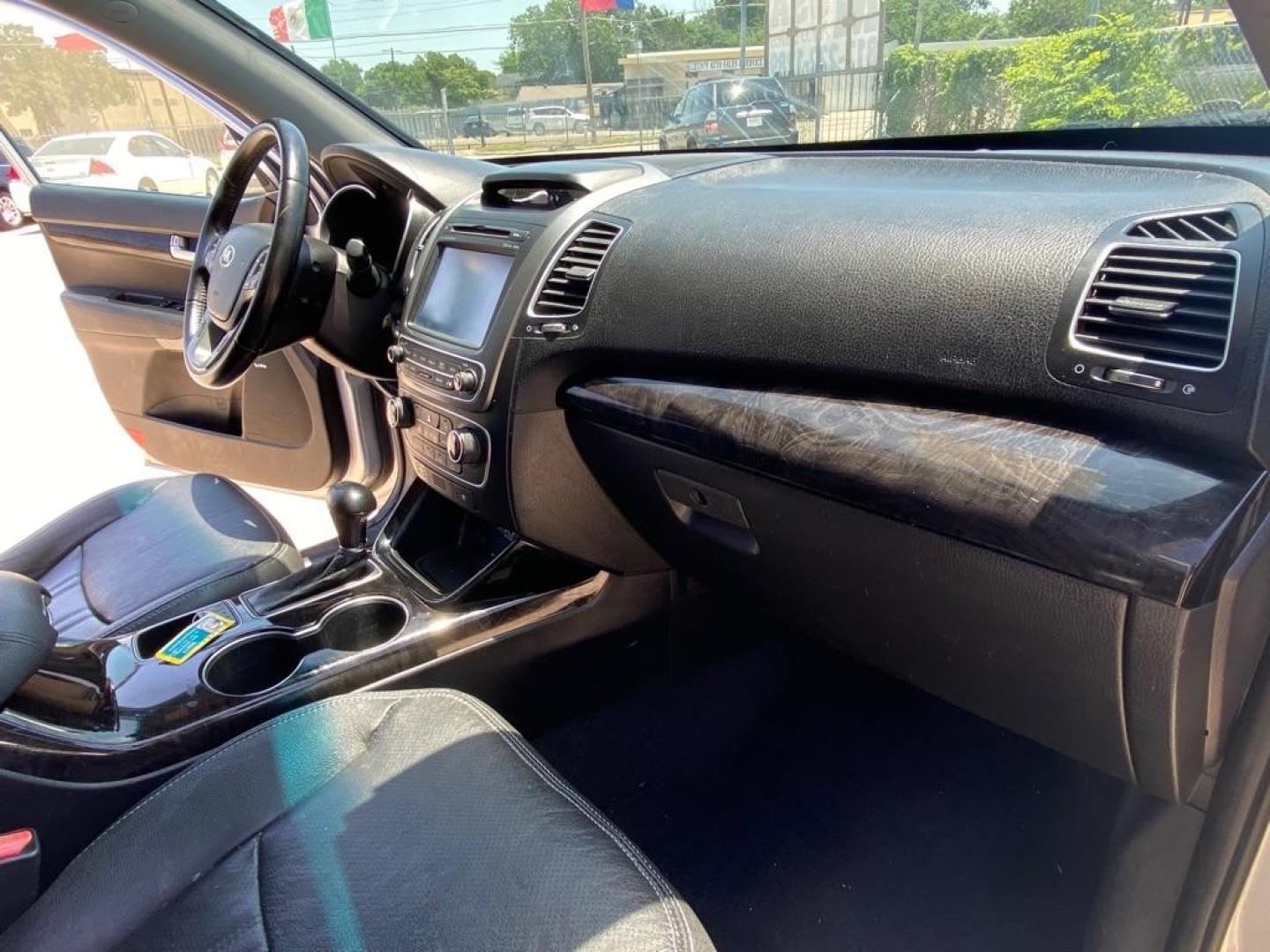 2014 SILVER KIA SORENTO EX (5XYKU4A73EG) with an 3.3L engine, Automatic transmission, located at 4415 NE 28th St, Haltom City, TX, 76117, (817) 222-9334, 32.795322, -97.280937 - Photo#25