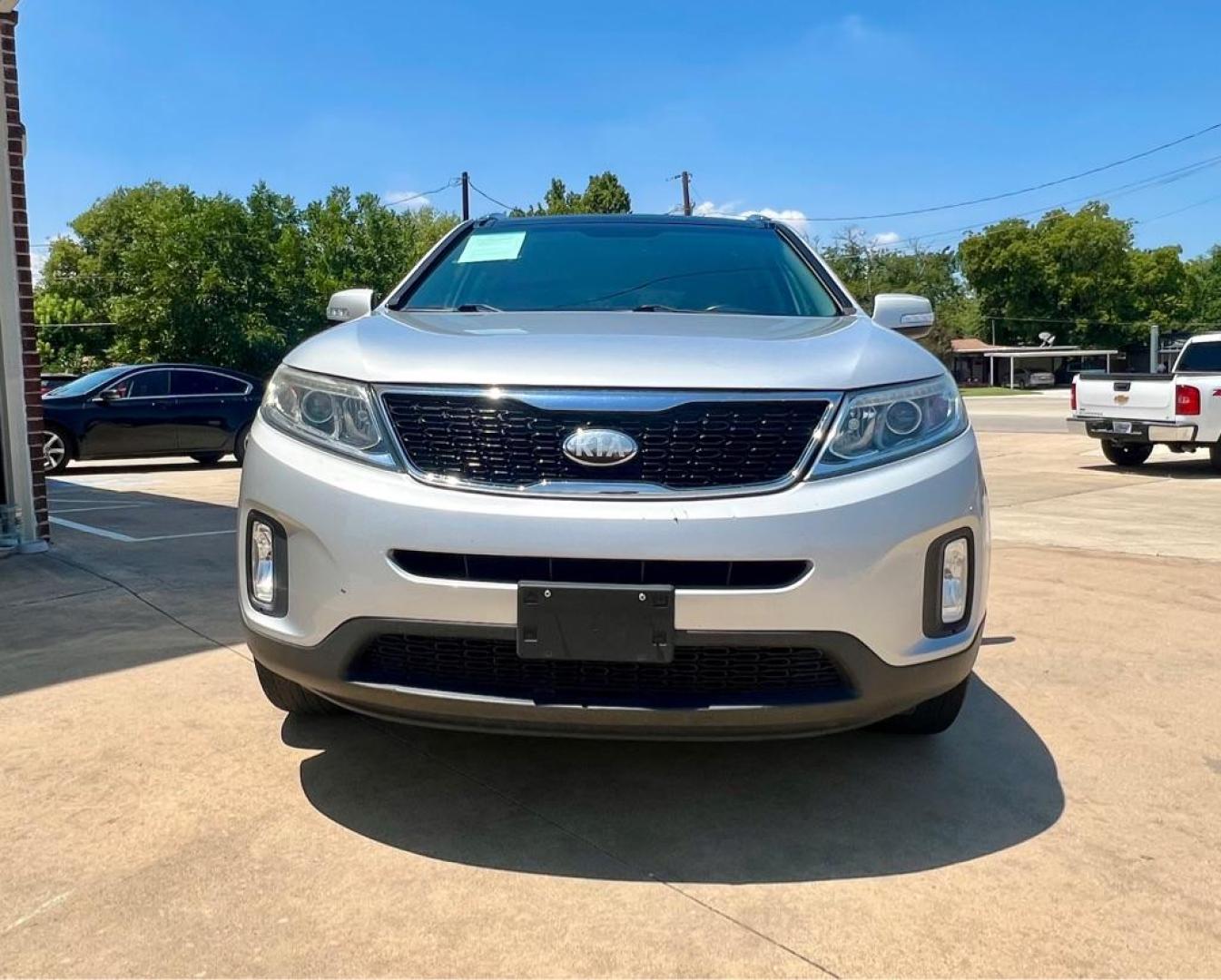 2014 SILVER KIA SORENTO EX (5XYKU4A73EG) with an 3.3L engine, Automatic transmission, located at 4415 NE 28th St, Haltom City, TX, 76117, (817) 222-9334, 32.795322, -97.280937 - Photo#1