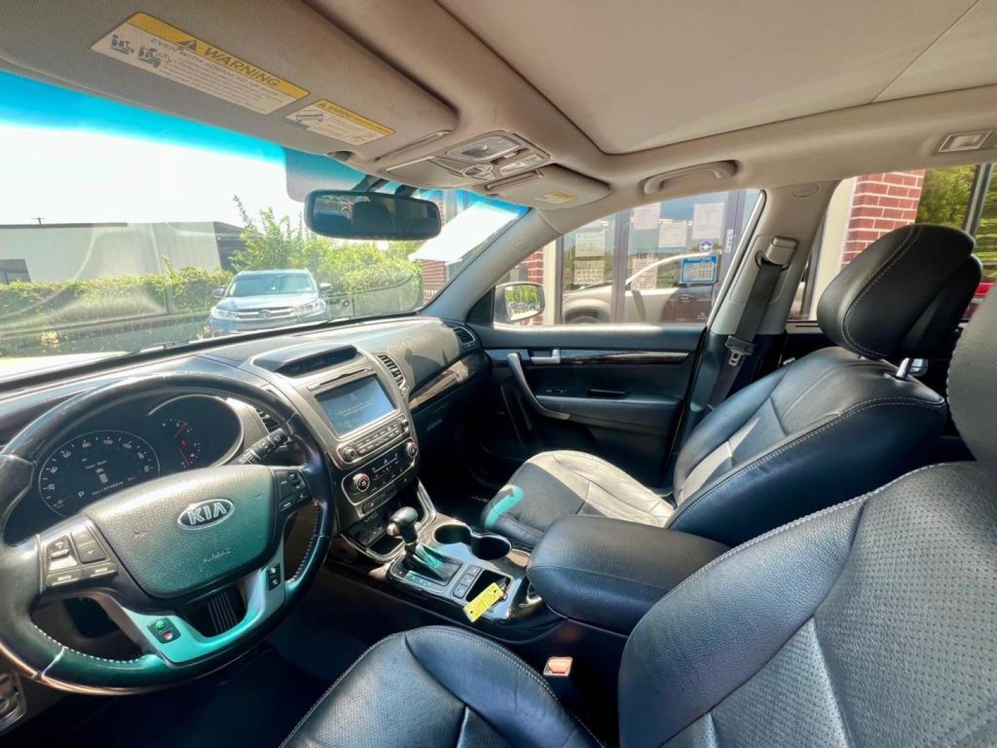 2014 SILVER KIA SORENTO EX (5XYKU4A73EG) with an 3.3L engine, Automatic transmission, located at 4415 NE 28th St, Haltom City, TX, 76117, (817) 222-9334, 32.795322, -97.280937 - Photo#4