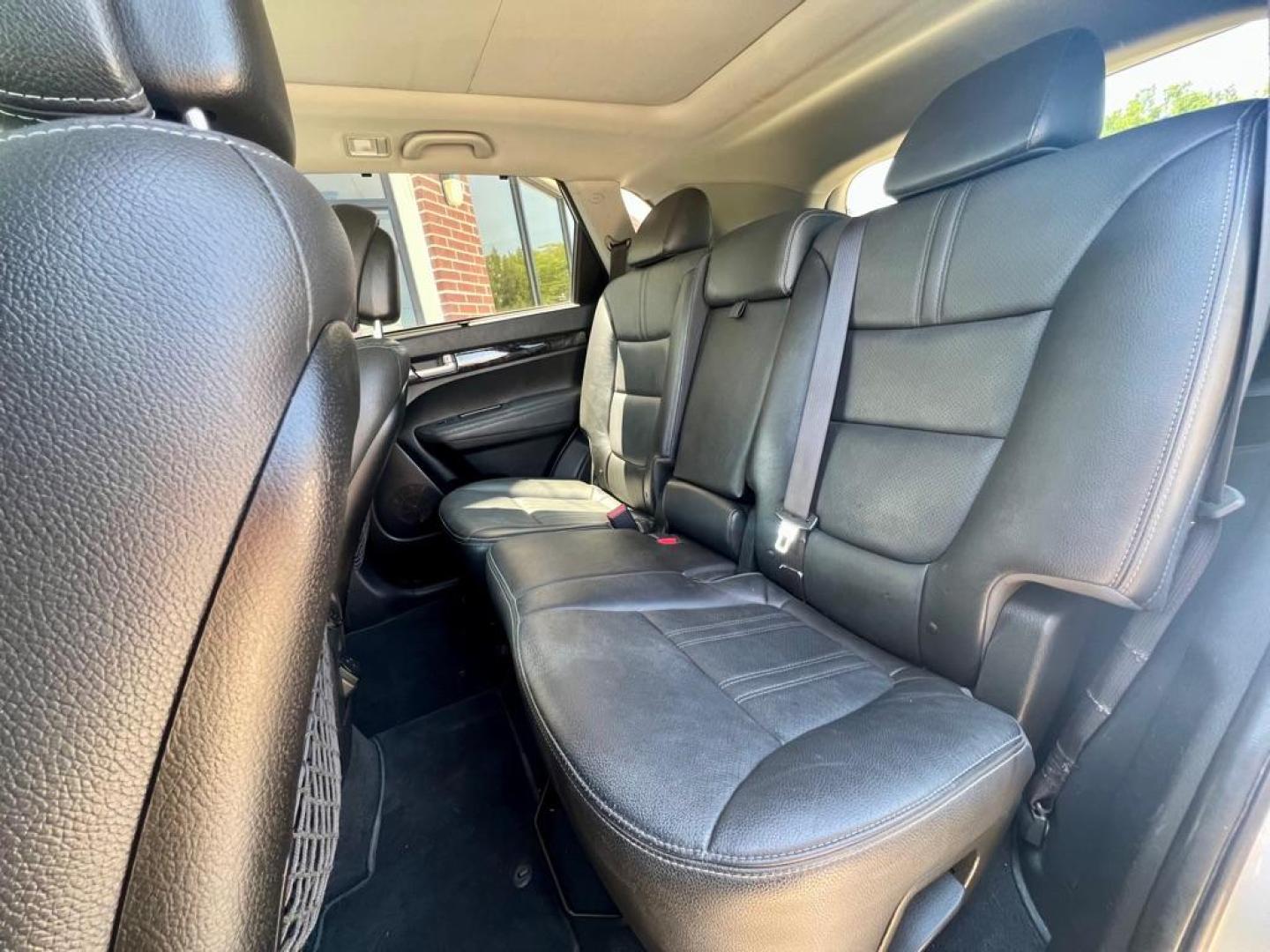 2014 SILVER KIA SORENTO EX (5XYKU4A73EG) with an 3.3L engine, Automatic transmission, located at 4415 NE 28th St, Haltom City, TX, 76117, (817) 222-9334, 32.795322, -97.280937 - Photo#6
