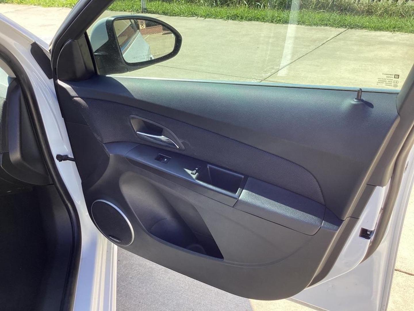 2015 WHITE CHEVROLET CRUZE LTZ (1G1PG5SB1F7) with an 1.4L engine, Automatic transmission, located at 4415 NE 28th St, Haltom City, TX, 76117, (817) 222-9334, 32.795322, -97.280937 - Photo#18