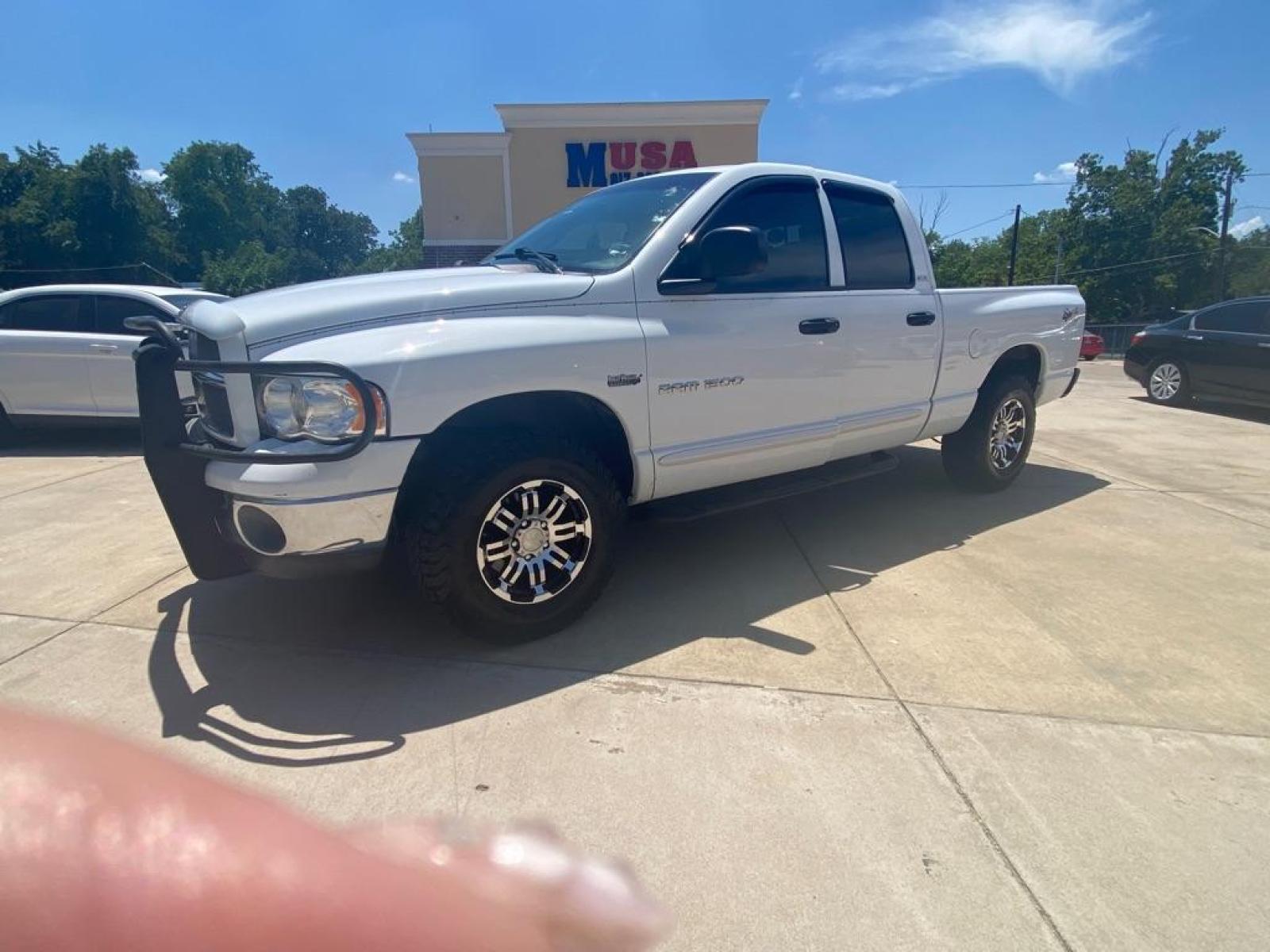 2002 WHITE DODGE RAM 1500 (1D7HU18Z92S) with an 5.9L engine, Automatic transmission, located at 4415 NE 28th St, Haltom City, TX, 76117, (817) 222-9334, 32.795322, -97.280937 - Photo #2