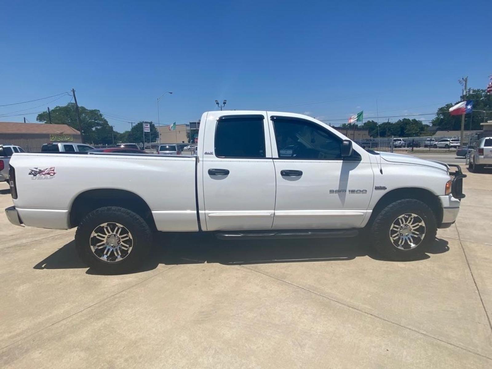 2002 WHITE DODGE RAM 1500 (1D7HU18Z92S) with an 5.9L engine, Automatic transmission, located at 4415 NE 28th St, Haltom City, TX, 76117, (817) 222-9334, 32.795322, -97.280937 - Photo #4