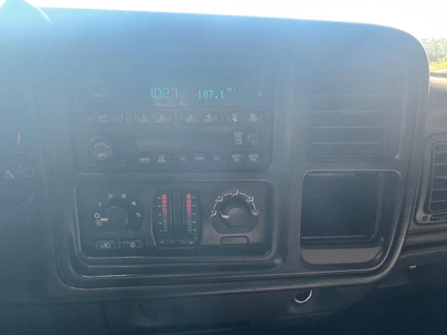 2007 SILVER CHEVROLET SILVERADO 1500 CLASSIC (1GCEK19B27E) with an 5.3L engine, Automatic transmission, located at 4415 NE 28th St, Haltom City, TX, 76117, (817) 222-9334, 32.795322, -97.280937 - Photo#13