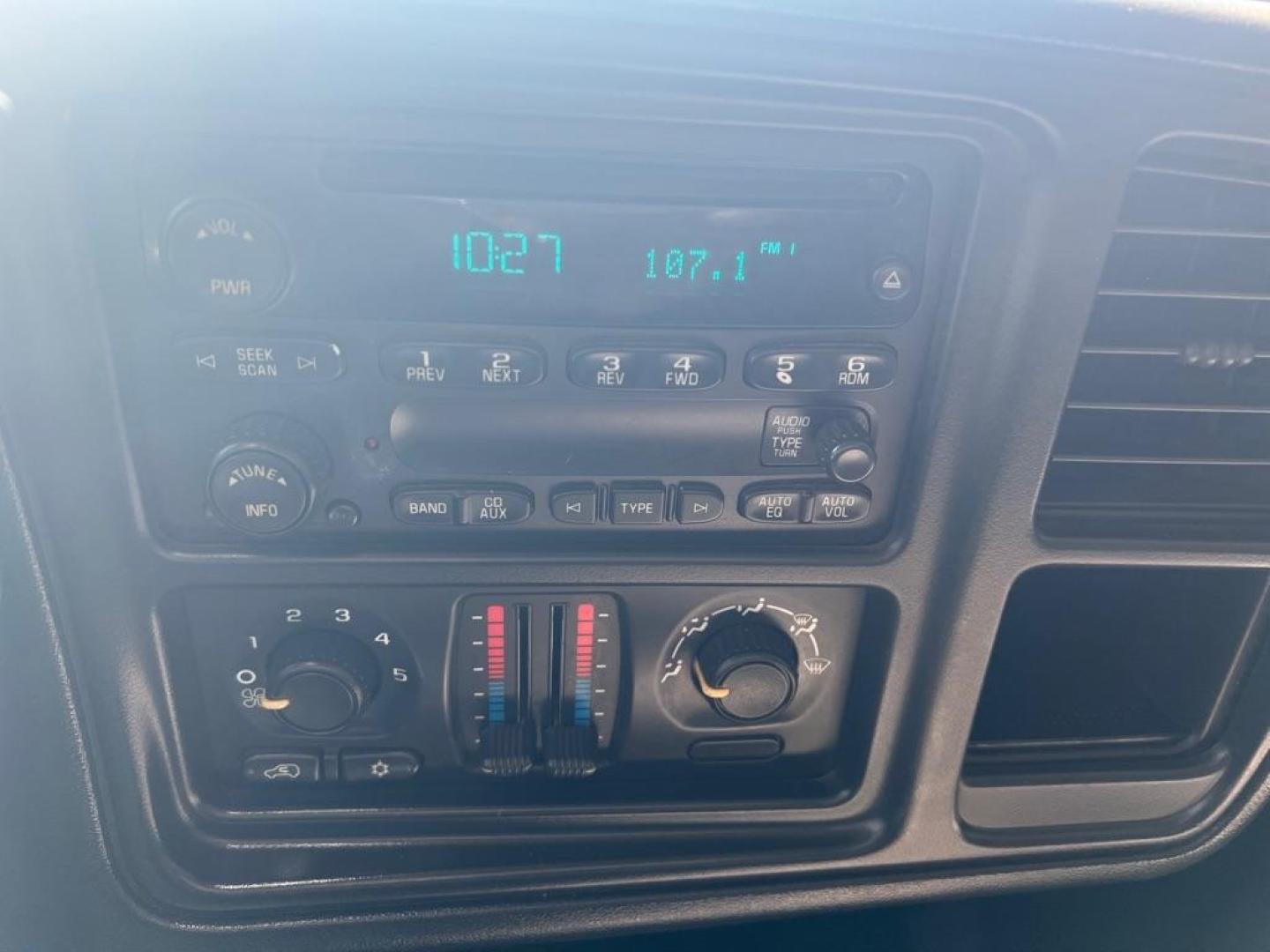 2007 SILVER CHEVROLET SILVERADO 1500 CLASSIC (1GCEK19B27E) with an 5.3L engine, Automatic transmission, located at 4415 NE 28th St, Haltom City, TX, 76117, (817) 222-9334, 32.795322, -97.280937 - Photo#14