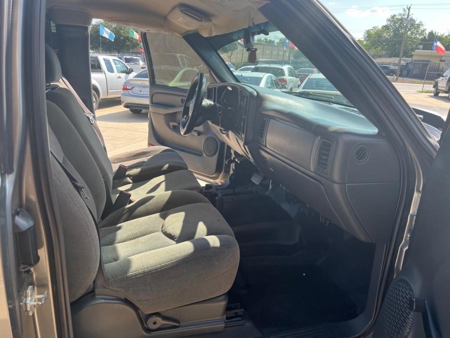 2007 SILVER CHEVROLET SILVERADO 1500 CLASSIC (1GCEK19B27E) with an 5.3L engine, Automatic transmission, located at 4415 NE 28th St, Haltom City, TX, 76117, (817) 222-9334, 32.795322, -97.280937 - Photo#16
