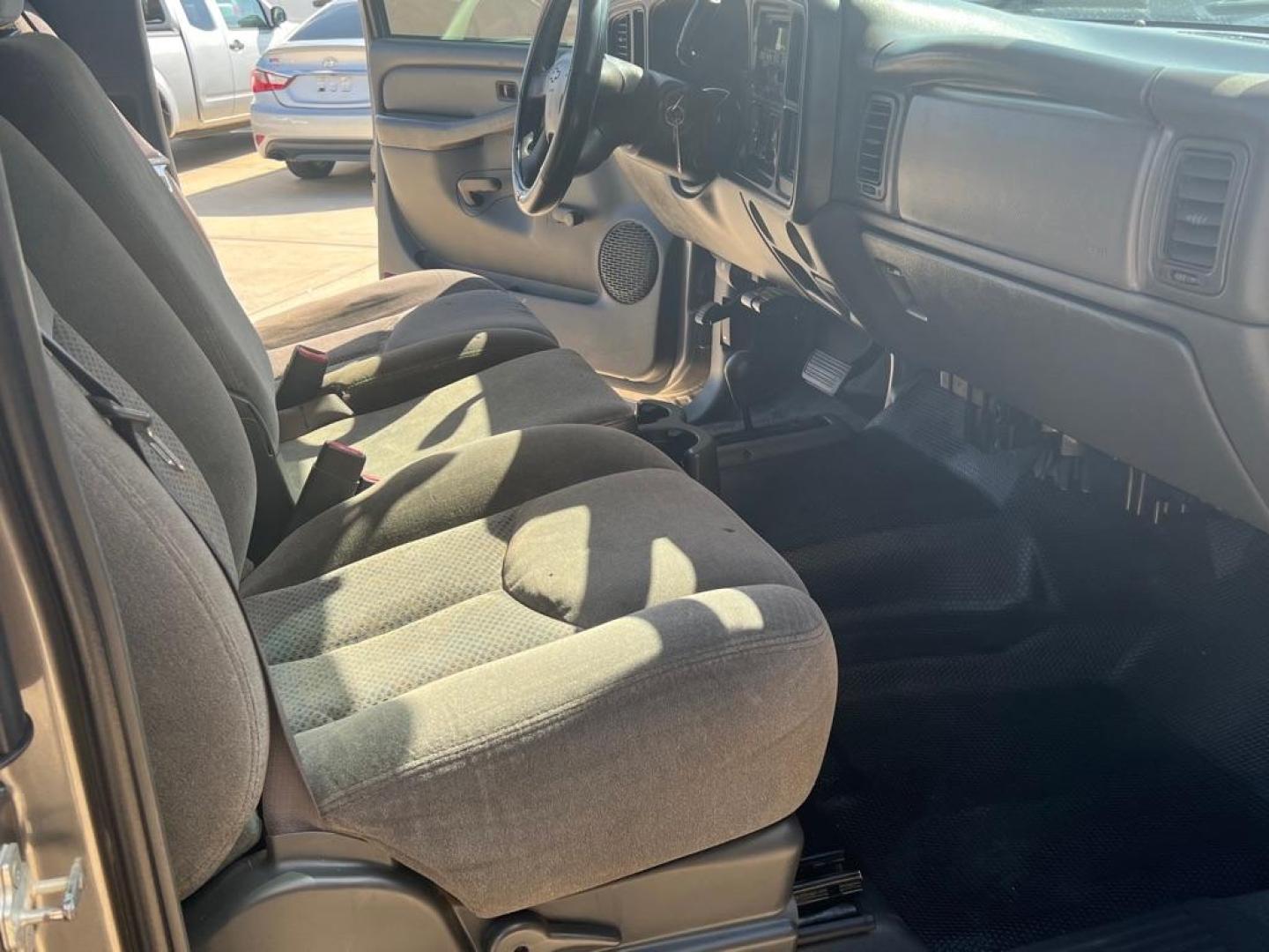 2007 SILVER CHEVROLET SILVERADO 1500 CLASSIC (1GCEK19B27E) with an 5.3L engine, Automatic transmission, located at 4415 NE 28th St, Haltom City, TX, 76117, (817) 222-9334, 32.795322, -97.280937 - Photo#18