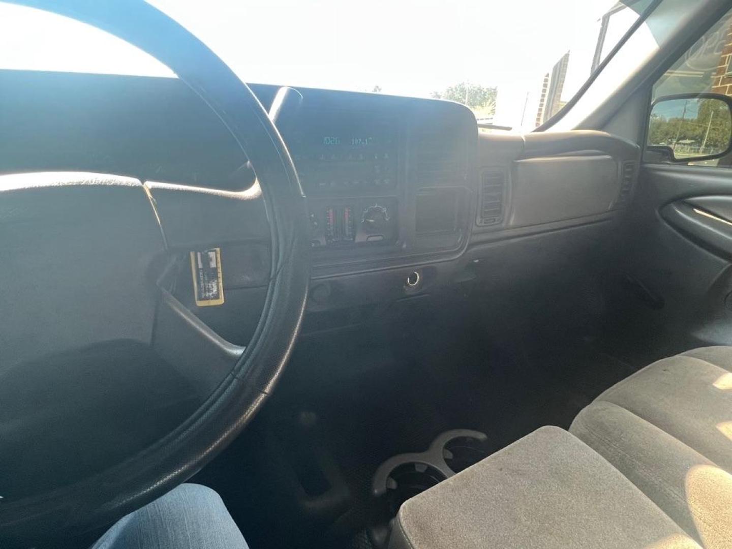 2007 SILVER CHEVROLET SILVERADO 1500 CLASSIC (1GCEK19B27E) with an 5.3L engine, Automatic transmission, located at 4415 NE 28th St, Haltom City, TX, 76117, (817) 222-9334, 32.795322, -97.280937 - Photo#22
