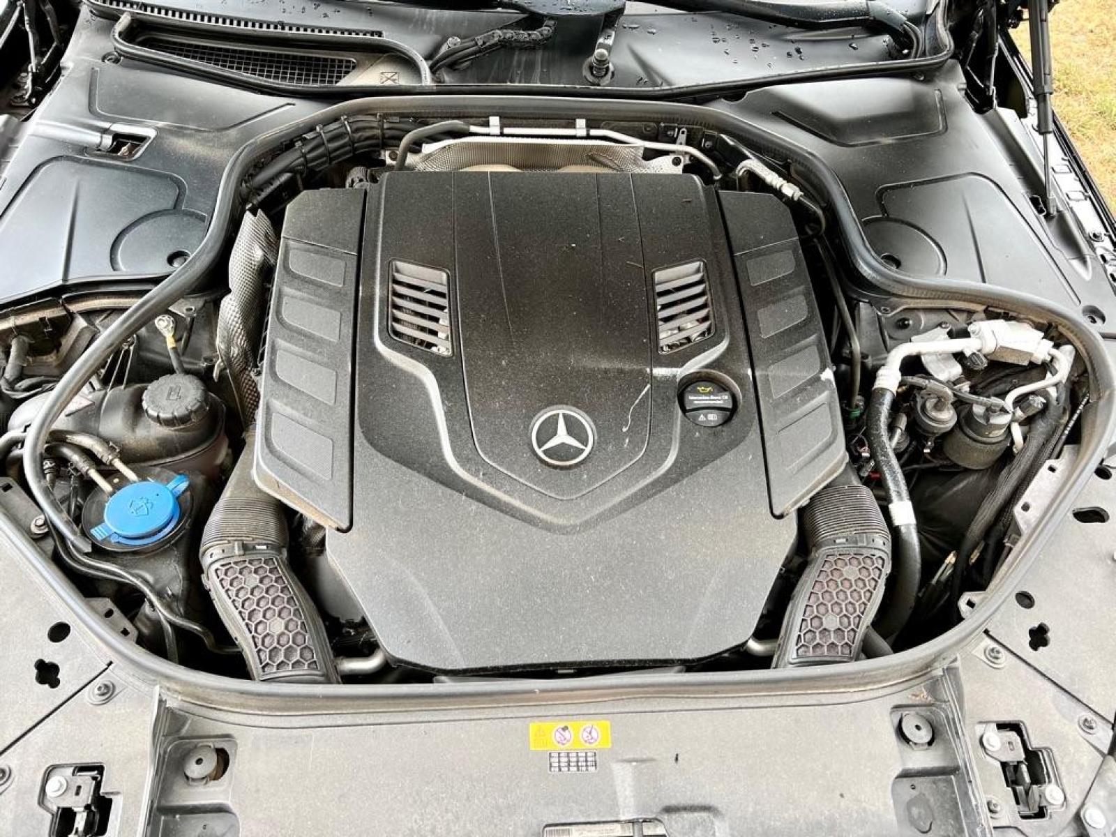 2019 Black MERCEDES-BENZ S-CLASS S560 4MATIC (WDDUG8GB5KA) with an 4.0L engine, Automatic transmission, located at 4415 NE 28th St, Haltom City, TX, 76117, (817) 222-9334, 32.795322, -97.280937 - Photo #14