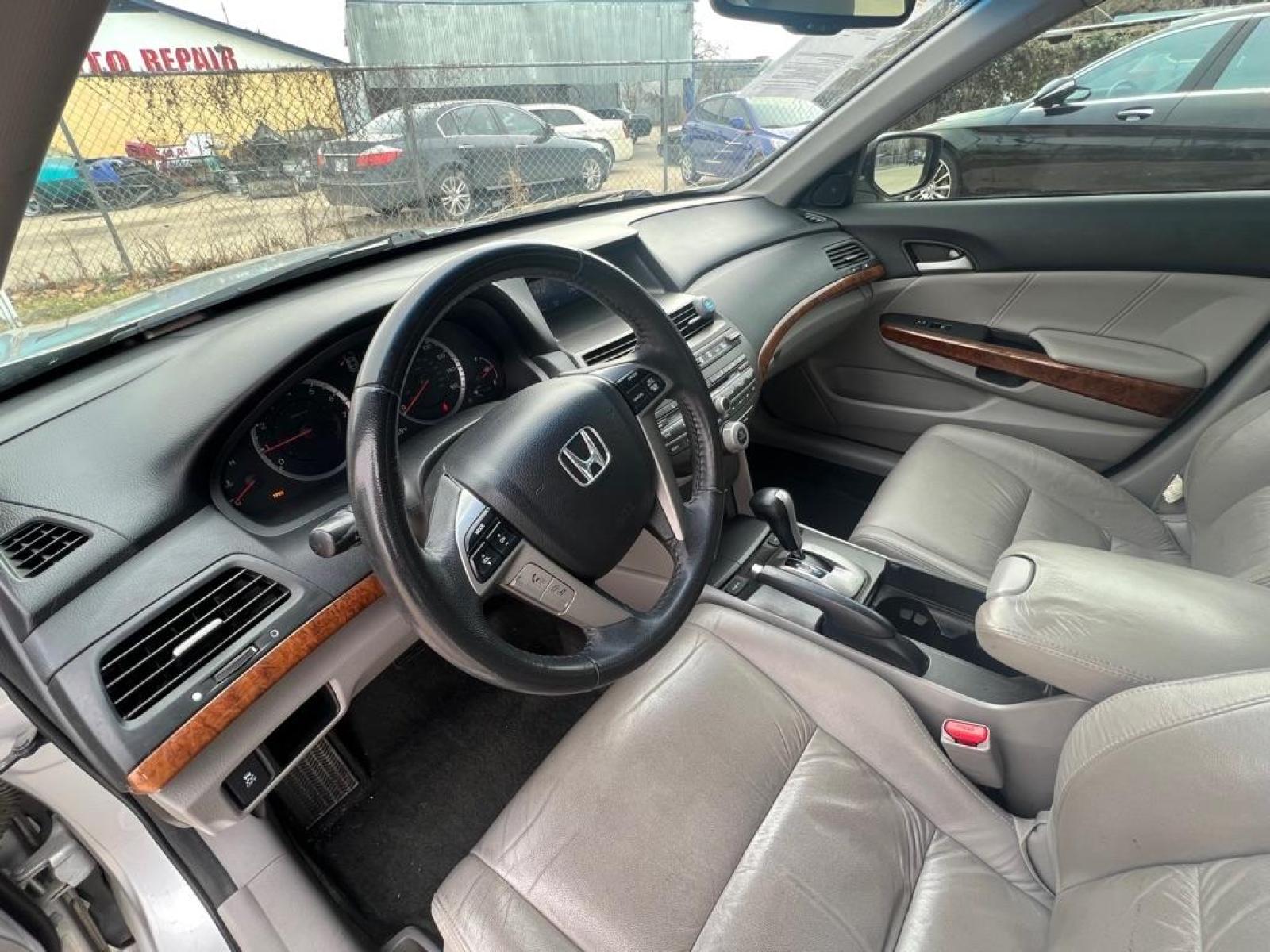 2012 SILVER HONDA ACCORD EXL (1HGCP3F87CA) with an 3.5L engine, Automatic transmission, located at 4415 NE 28th St, Haltom City, TX, 76117, (817) 222-9334, 32.795322, -97.280937 - Photo #11
