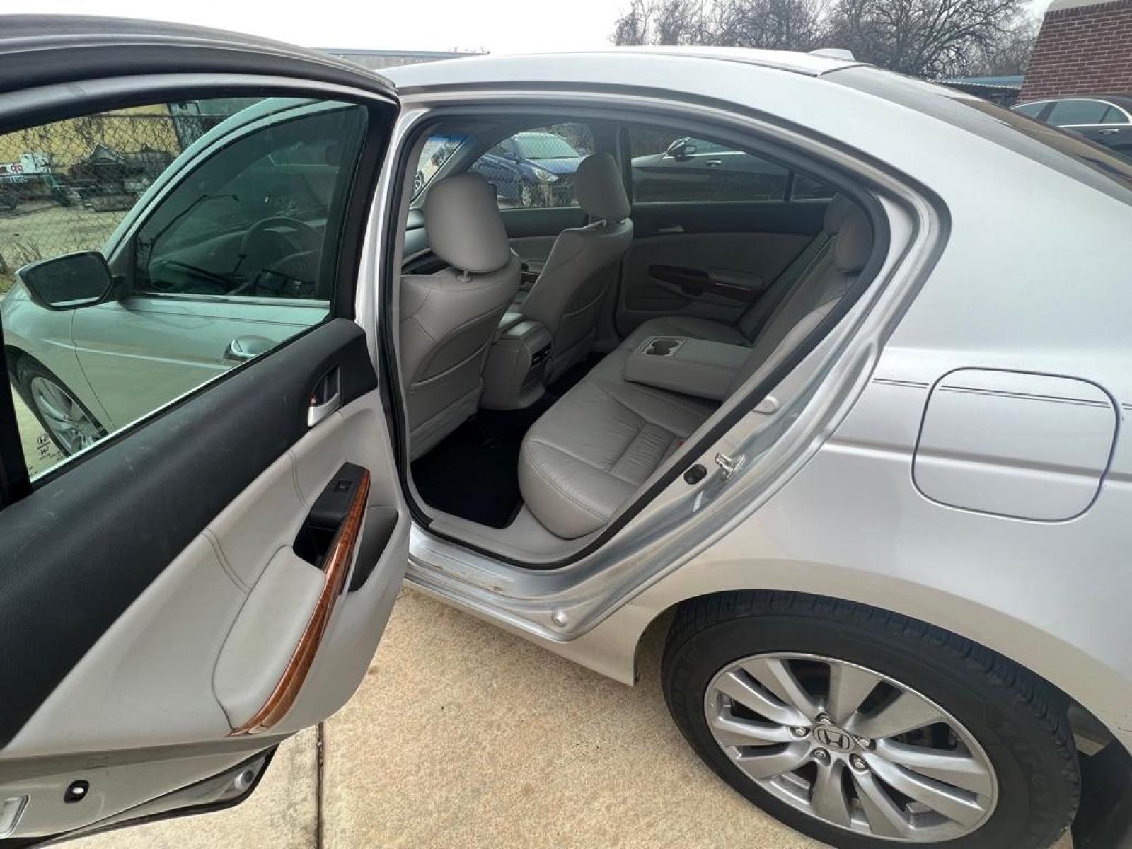 2012 SILVER HONDA ACCORD EXL (1HGCP3F87CA) with an 3.5L engine, Automatic transmission, located at 4415 NE 28th St, Haltom City, TX, 76117, (817) 222-9334, 32.795322, -97.280937 - Photo #16