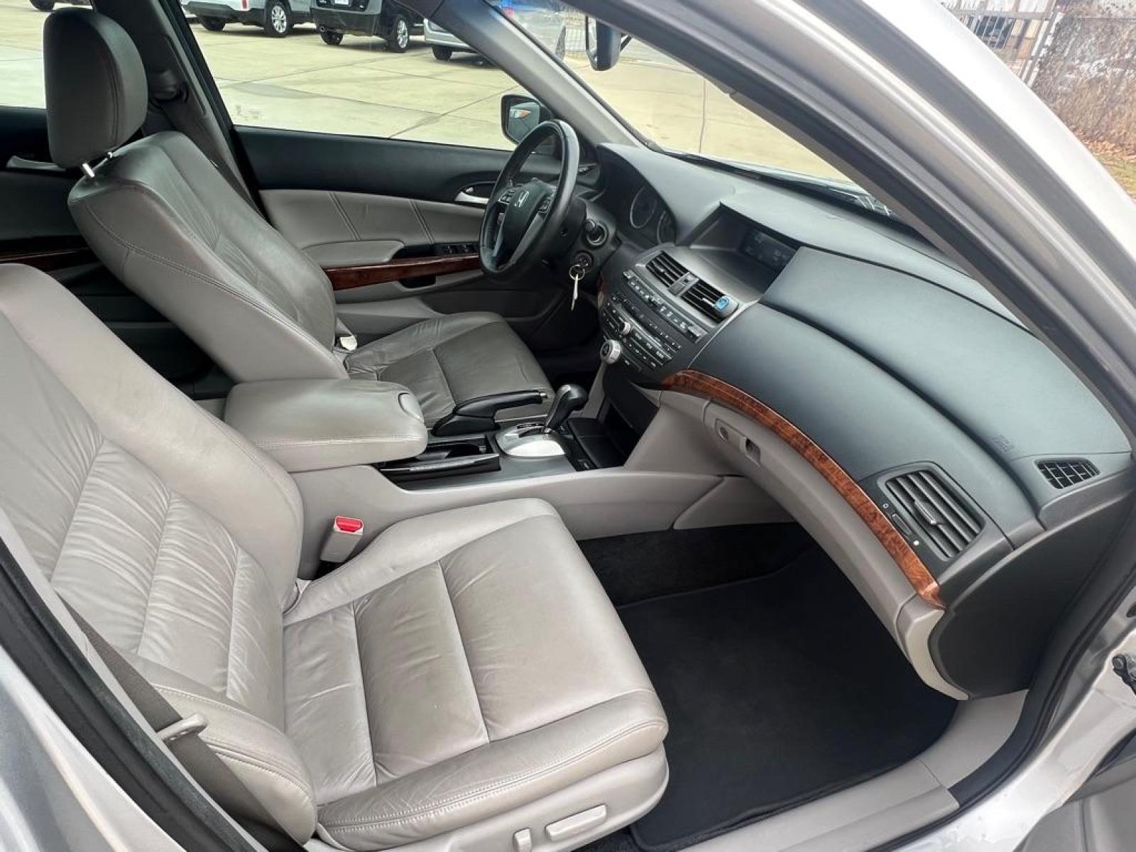 2012 SILVER HONDA ACCORD EXL (1HGCP3F87CA) with an 3.5L engine, Automatic transmission, located at 4415 NE 28th St, Haltom City, TX, 76117, (817) 222-9334, 32.795322, -97.280937 - Photo #20