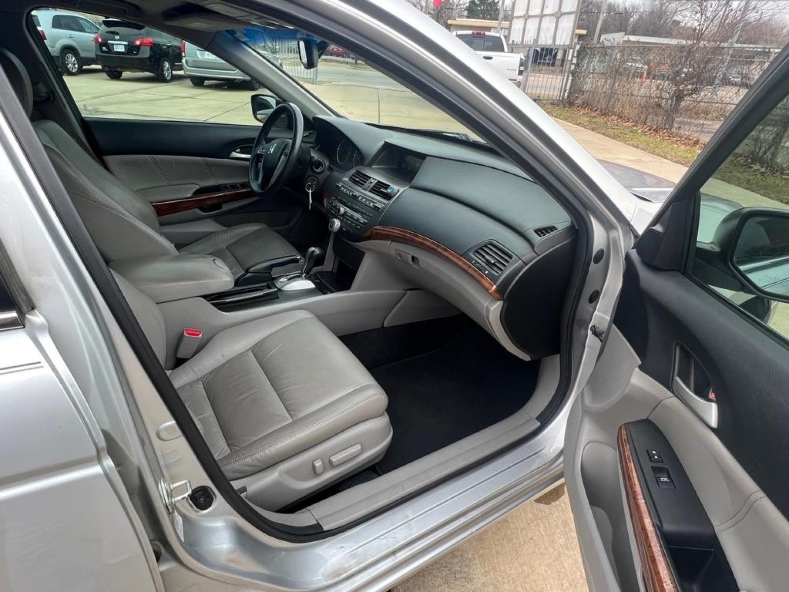 2012 SILVER HONDA ACCORD EXL (1HGCP3F87CA) with an 3.5L engine, Automatic transmission, located at 4415 NE 28th St, Haltom City, TX, 76117, (817) 222-9334, 32.795322, -97.280937 - Photo #21