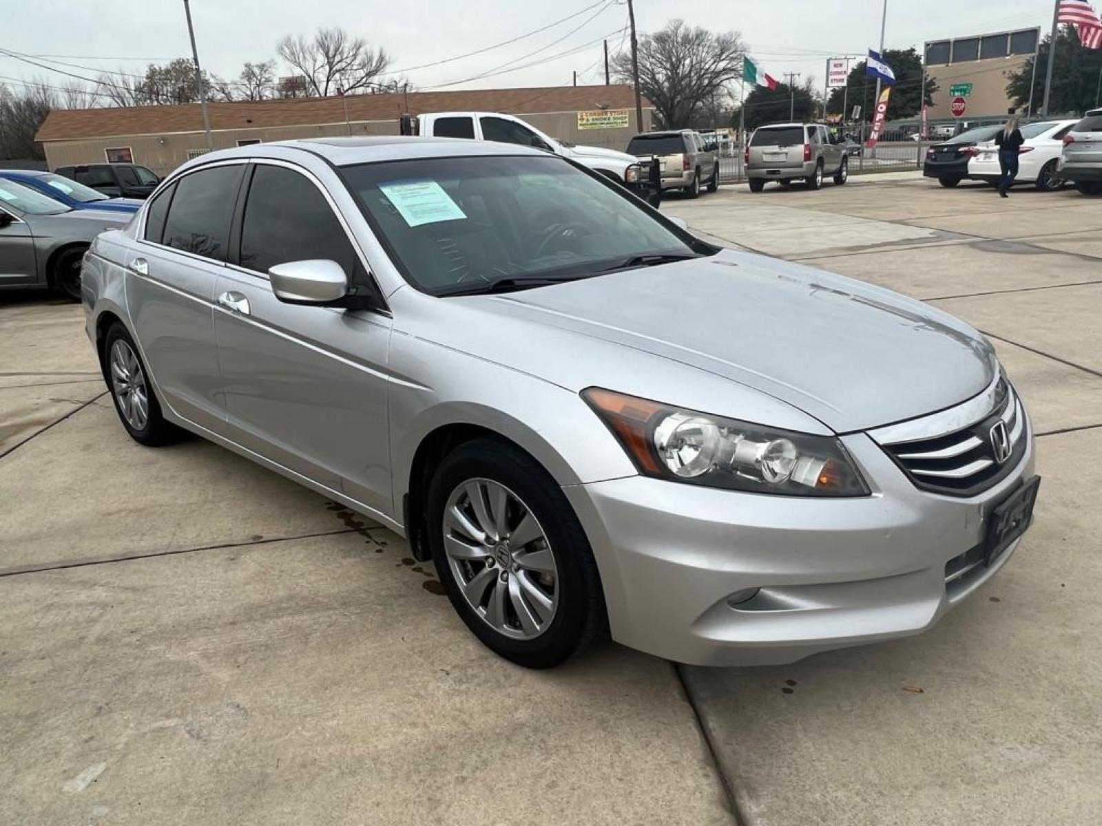 2012 SILVER HONDA ACCORD EXL (1HGCP3F87CA) with an 3.5L engine, Automatic transmission, located at 4415 NE 28th St, Haltom City, TX, 76117, (817) 222-9334, 32.795322, -97.280937 - Photo #3