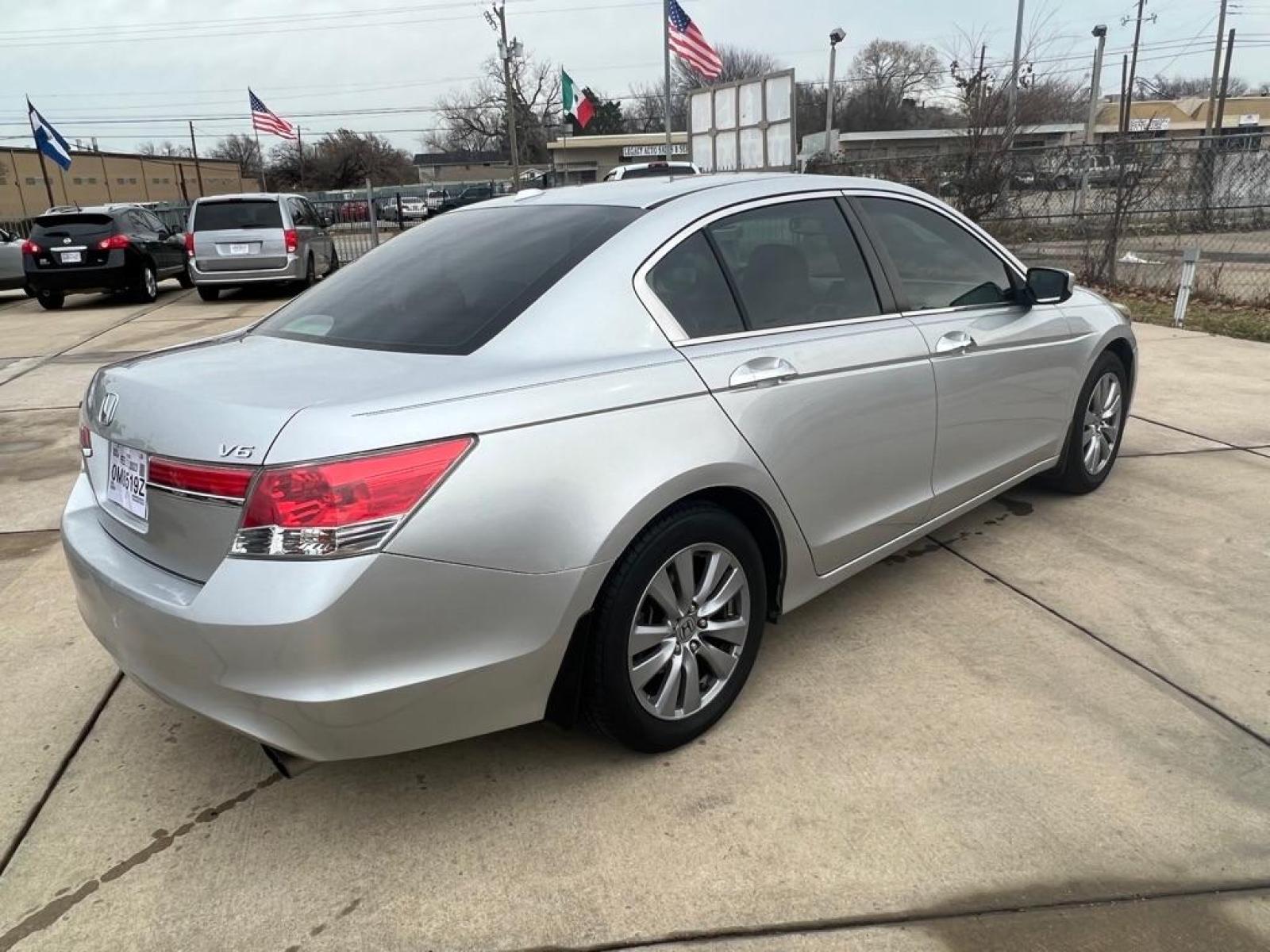 2012 SILVER HONDA ACCORD EXL (1HGCP3F87CA) with an 3.5L engine, Automatic transmission, located at 4415 NE 28th St, Haltom City, TX, 76117, (817) 222-9334, 32.795322, -97.280937 - Photo #5