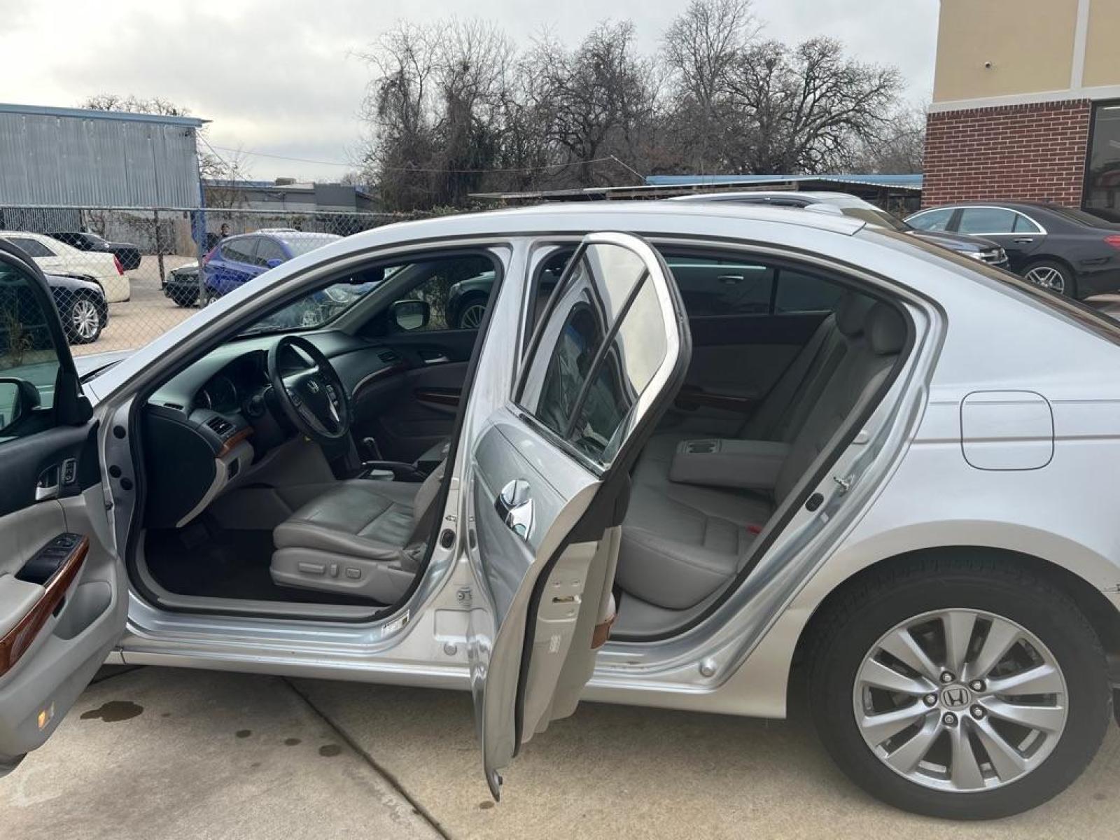 2012 SILVER HONDA ACCORD EXL (1HGCP3F87CA) with an 3.5L engine, Automatic transmission, located at 4415 NE 28th St, Haltom City, TX, 76117, (817) 222-9334, 32.795322, -97.280937 - Photo #8